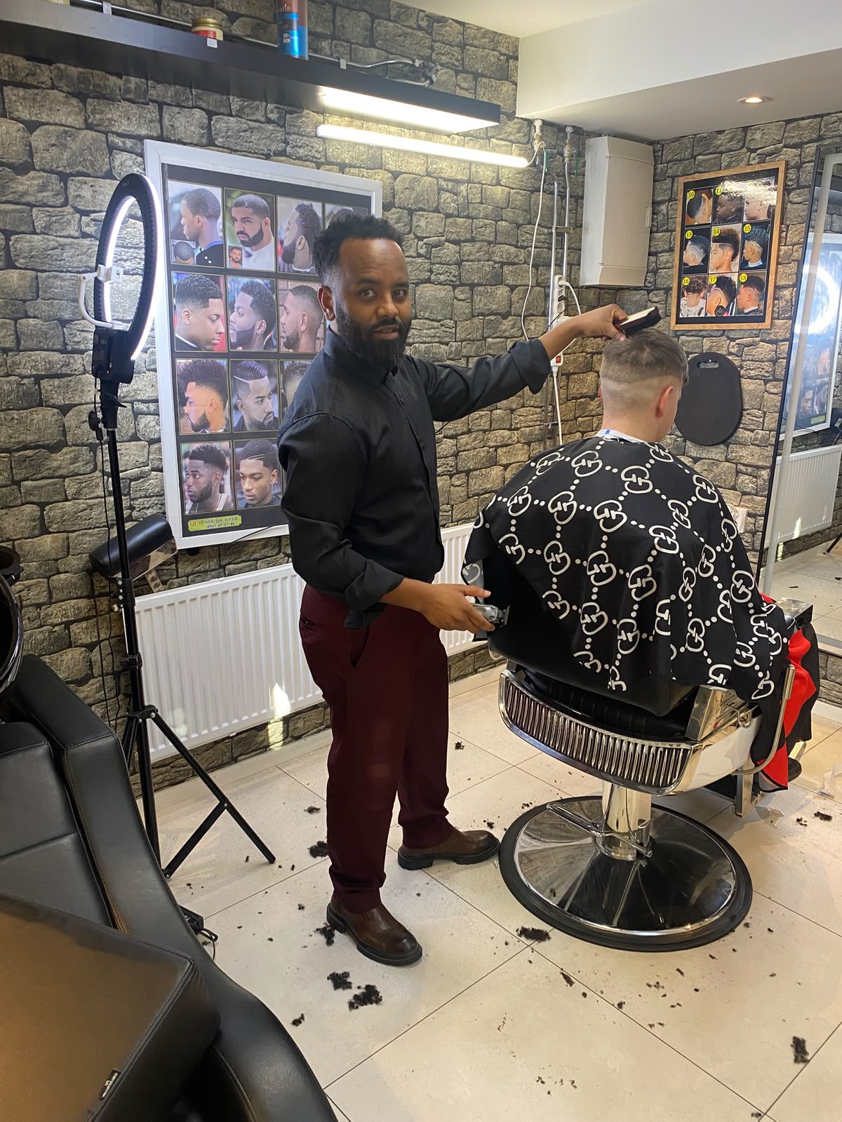 Barberare klipper en kund hos Rahbot Barber i Uppsala