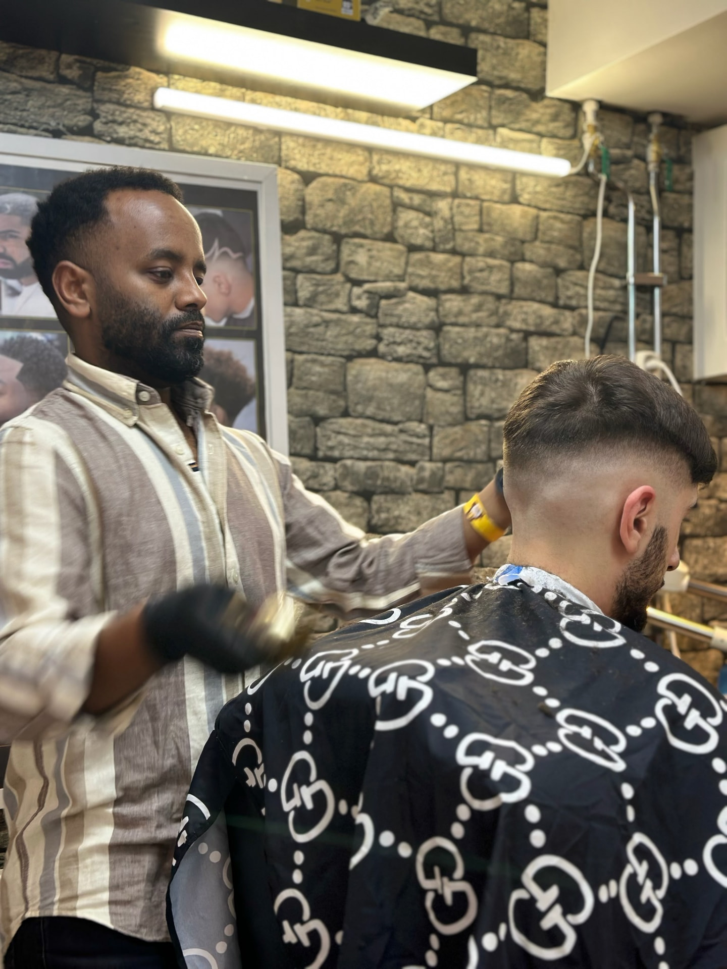 Barberare avslutar en klippning